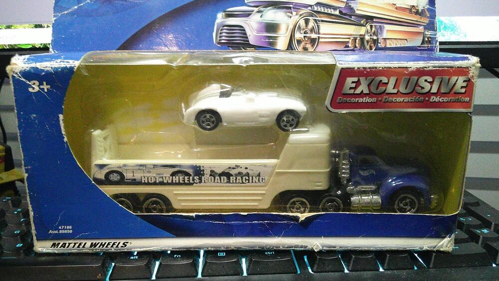 2002 Hot Wheels Pavement Pounders Series - 47186 SEALED damaged packing